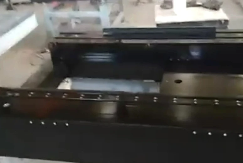 Granito osagaiak zulatutako zuloekin eta txertatutako zatiekin