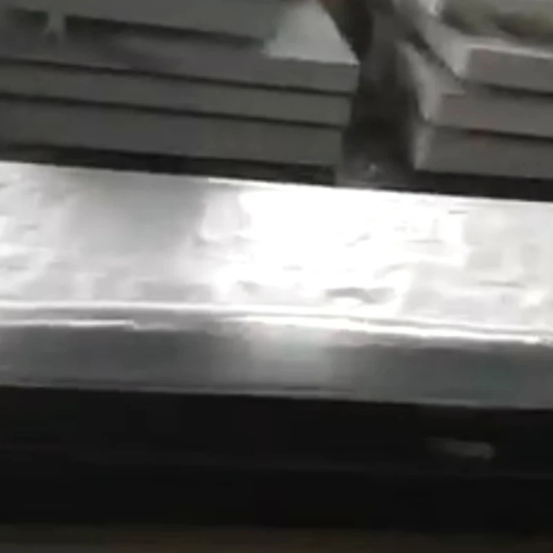 Lau metroko granito plataforma paketatuta eta bidaltzen ari da